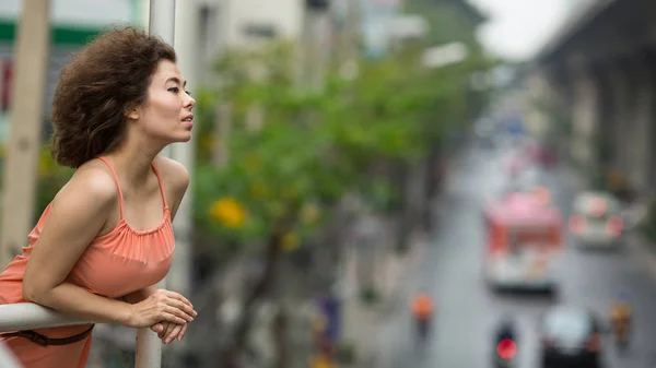 Femme asiatique dans un paysage urbain flou — Photo