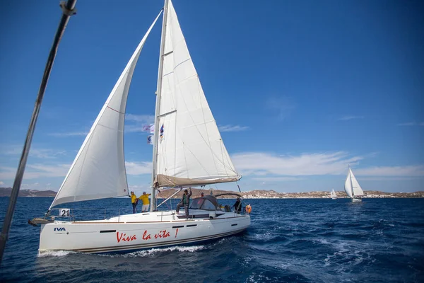 Los marineros participan en regata de vela —  Fotos de Stock