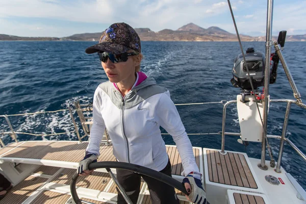 Marinero participar en regata de vela — Foto de Stock