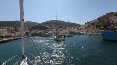 Denizciler yelkenli yarışlarına katılıyorlar.