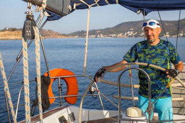 Adam Kaptan tekne ederek