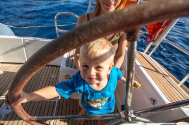  Denizciler yelkenli yarışlarına katılıyorlar.