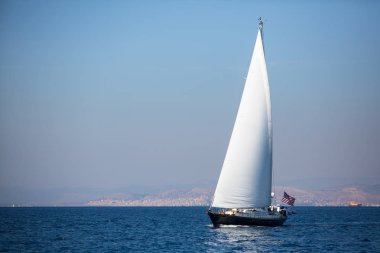 Beyaz yelken ile yelkenli yat
