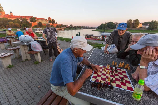 Niet-geïdentificeerde bejaarde mannen spelen ches — Stockfoto