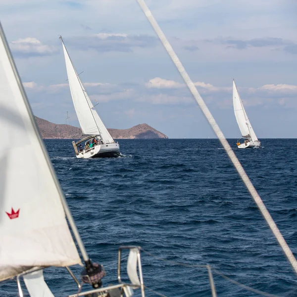 Seglare deltar i segling regatta — Stockfoto
