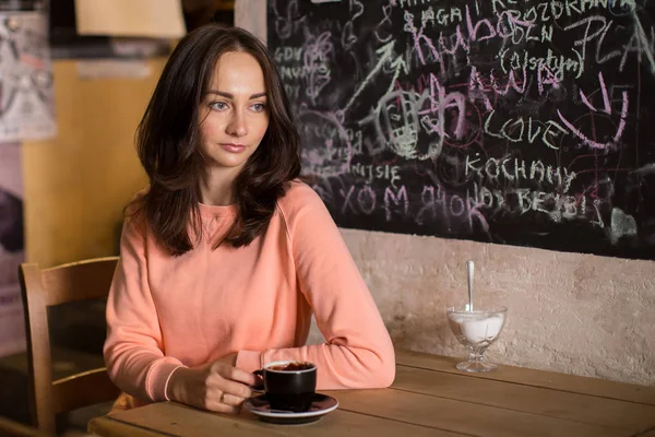 Rapariga bonita no café — Fotografia de Stock