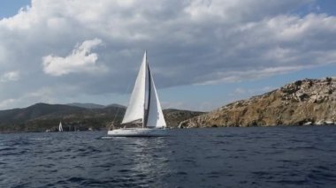 Denizciler yelkenli yarışlarına katılıyorlar.