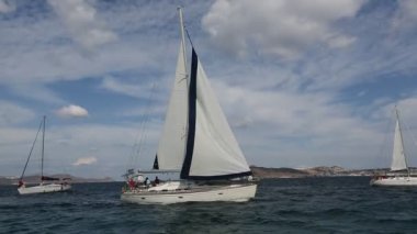 Denizciler yelkenli yarışlarına katılıyorlar.
