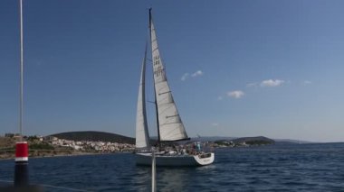 Denizciler yelkenli yarışlarına katılıyorlar.