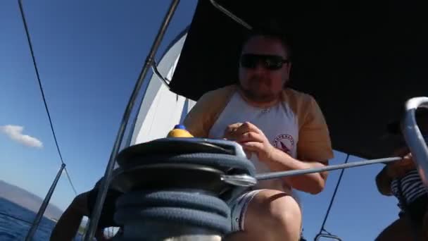 Los marineros participan en regata de vela — Vídeo de stock