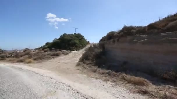 开车穿过一辆摩托车的蛇纹石的道路 — 图库视频影像