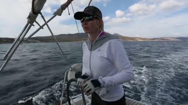 Моряк участвует в парусной регате — стоковое видео