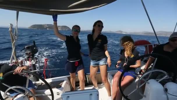 Los marineros participan en regata de vela — Vídeos de Stock