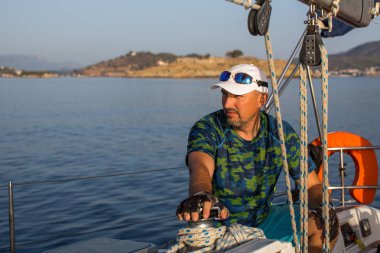 Adam onun yelkenli yat üzerinde