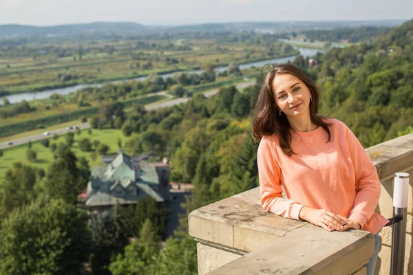 Jolie fille posant à l'extérieur — Photo