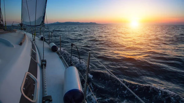 Bateau naviguant contre le coucher du soleil — Photo