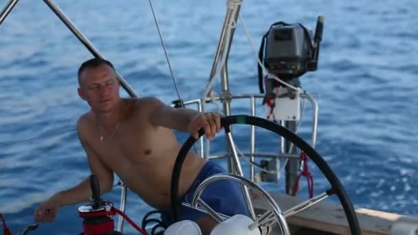 Mann segelt Jacht auf dem Meer — Stockvideo