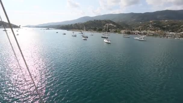 Вид на пристані для яхт і міста — стокове відео