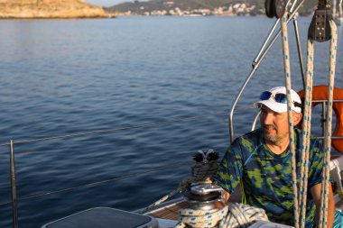 Yelkenli yatta olgun adam 