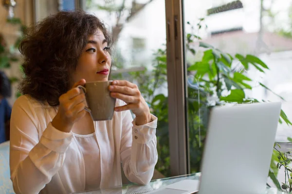 아시아 여자는 카페에 앉아 — 스톡 사진