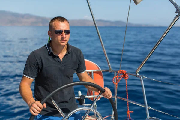 Uomo skipper manzi barca a vela — Foto Stock