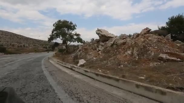 Körning på bilen längs vägen i Aten — Stockvideo