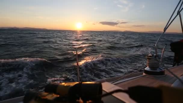 Segeln auf den Wellen bei Sonnenuntergang — Stockvideo