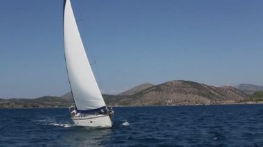 Denizciler yelkenli yarışlarına katılıyorlar.