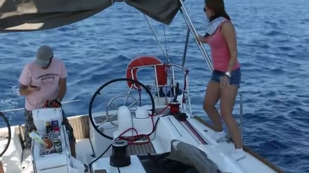 Marinheiros participam na regata de vela — Vídeo de Stock