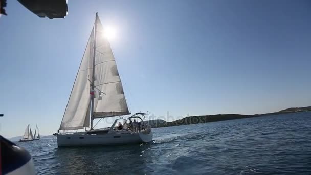 Los marineros participan en regata de vela — Vídeos de Stock