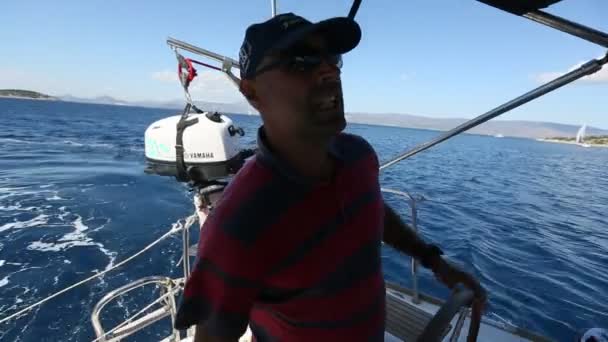 Моряк участвует в парусной регате — стоковое видео