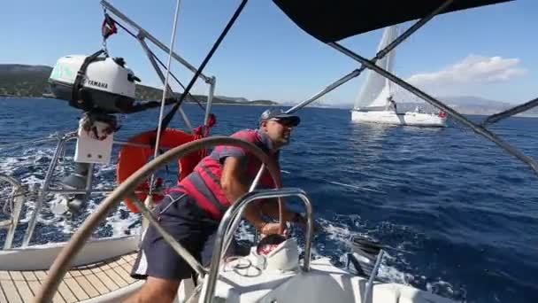 Námořník se účastní plachtění regata — Stock video