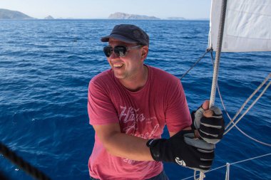 Denizci yelkenli yarışlarına katılıyor.