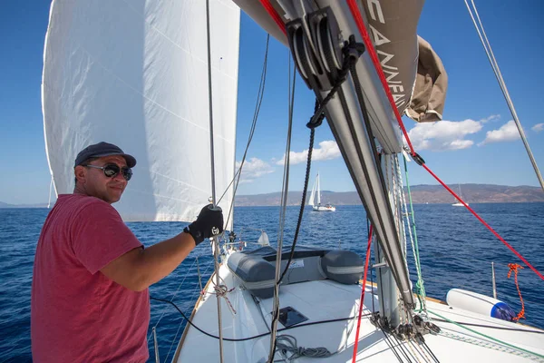 Námořník se účastní plachtění regata — Stock fotografie