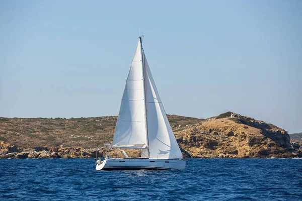 Sailing boat in the waters of the Aegean Sea — Stock Photo, Image