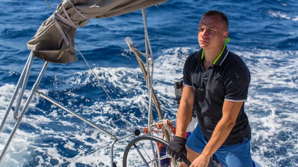 Man controls the movement of sailing yachts — Stock Photo, Image