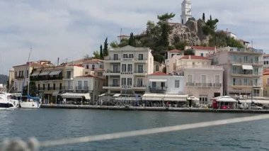Poros sahil boyunca gemi geçiş