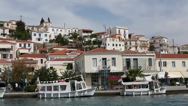 Passagem de navio ao longo da costa de Poros — Vídeo de Stock