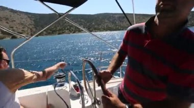 Denizciler yelkenli yarışlarına katılıyorlar.