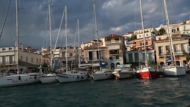 Passage du navire le long de la côte de Poros — Video