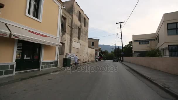 Rijden op de wegen van Poros eiland — Stockvideo