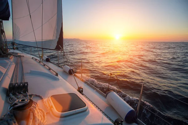 Puesta de sol en el mar y yate de lujo — Foto de Stock