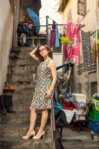 Vrouw staat zorgvuldig in een arme regio — Stockfoto