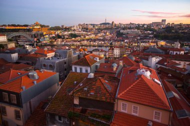 Eski Porto ve Douro nehrinin manzarasını