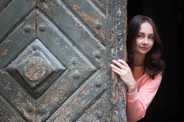 Mädchen in einer alten europäischen Stadt — Stockfoto