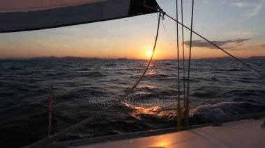 Deniz ve lüks yat gün batımında