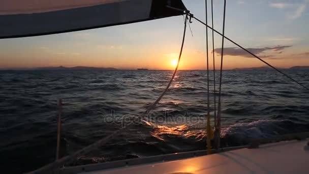 Pôr do sol no mar e iate de luxo — Vídeo de Stock