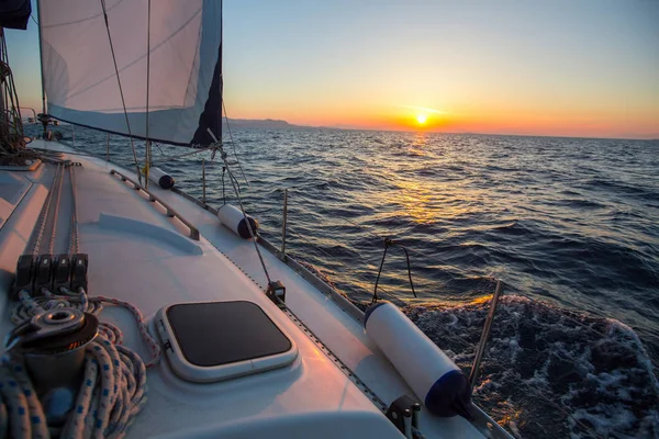 Pôr-do-sol incrível em um iate à vela — Fotografia de Stock