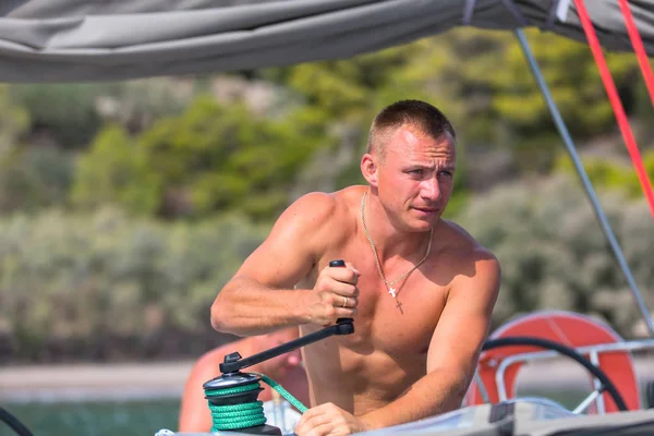 El hombre gira la cuerda en el velero — Foto de Stock