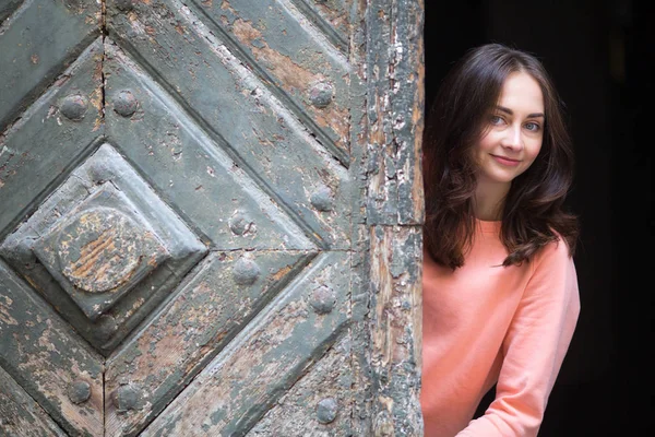 Meisje poseren in de buurt van een oude poort — Stockfoto